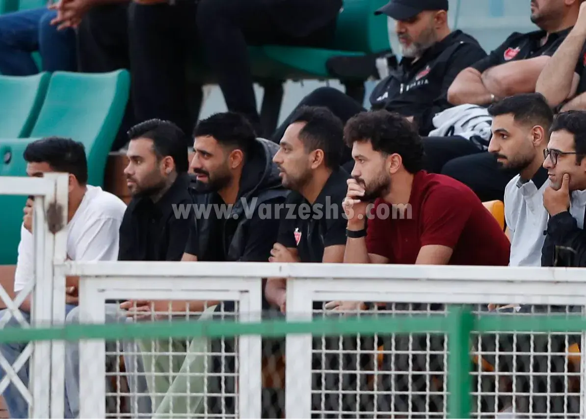 دو مدافع پرسپولیس در ورزشگاه حاضر شدند و بازی را تماشا کردند