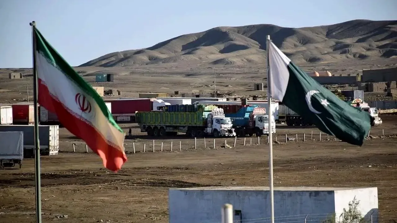 توقف موقت تردد در گذرگاه زمینی ایران و پاکستان