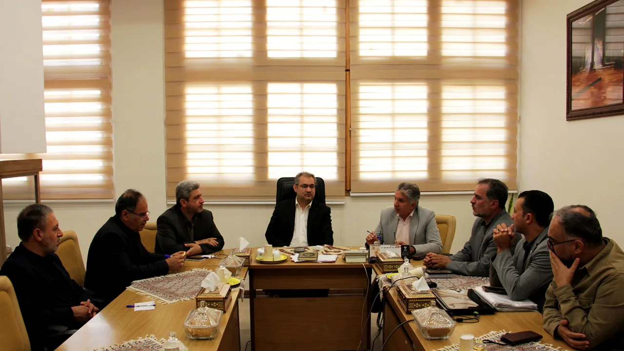 نشست بررسی موانع سرمایهگذاری گردشگری در تیران و کرون