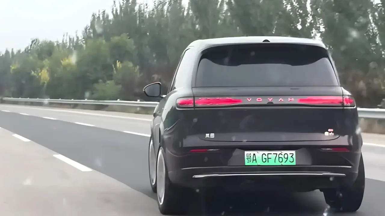 حرکت عجیب و بحثبرانگیز یک شاسیبلند چینی در بزرگراه
