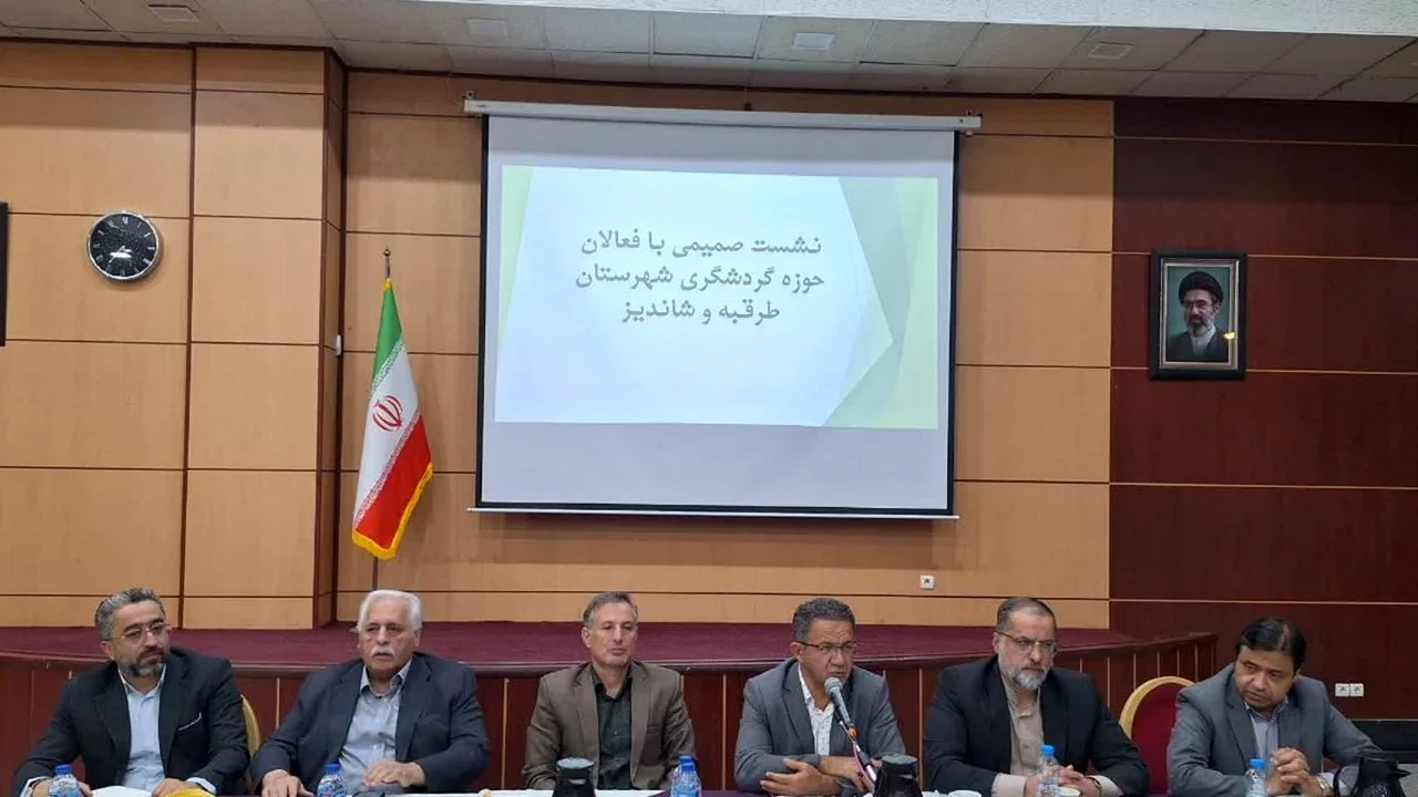 نشست فرماندار و دادستان طرقبهشاندیز با فعالان گردشگری برگزار شد