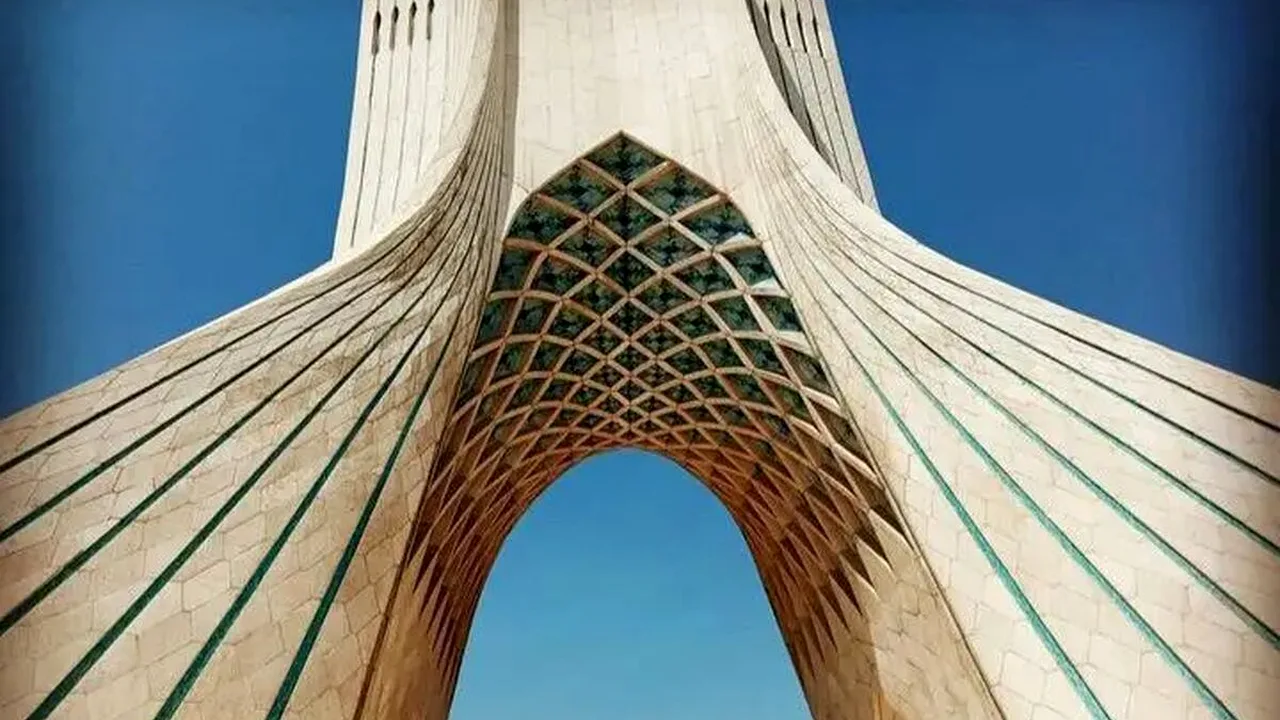 رازهای مهندسی برج آزادی: از محاسبات رایانهای تا هشت هزار سنگ