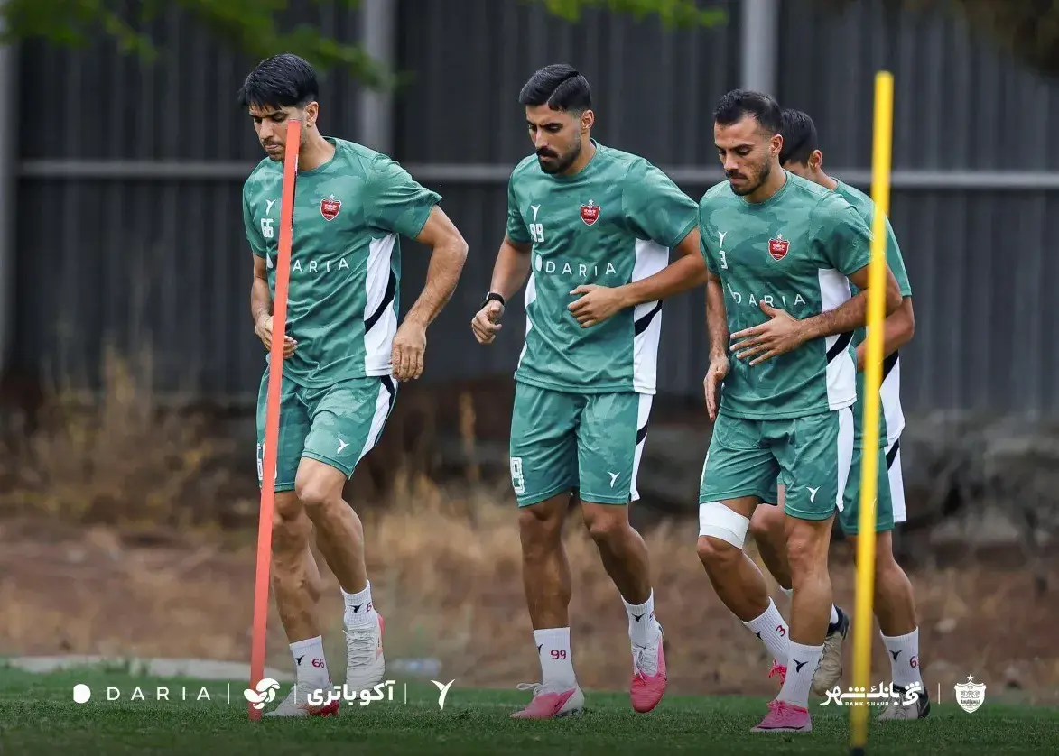 رقابت پویا پورعلی و پوریا لطیفیفر در میانه میدان پرسپولیس