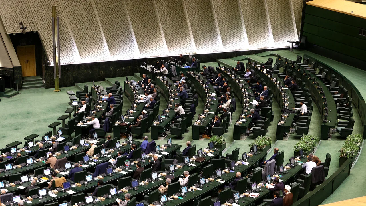 جلسه حضوری مجلس پس از ۸ ماه؛ حضور تنها یکسوم نمایندگان