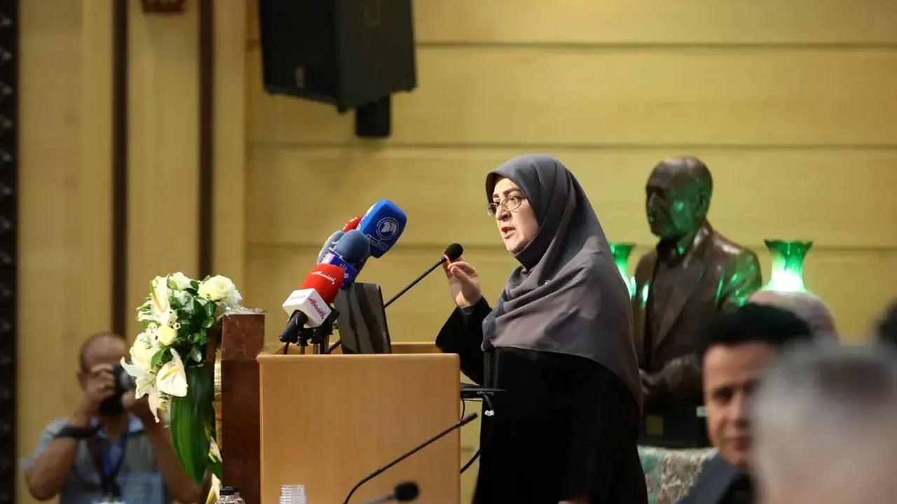 حضور سخنگوی دولت در نخستین دربی فوتبال زنان