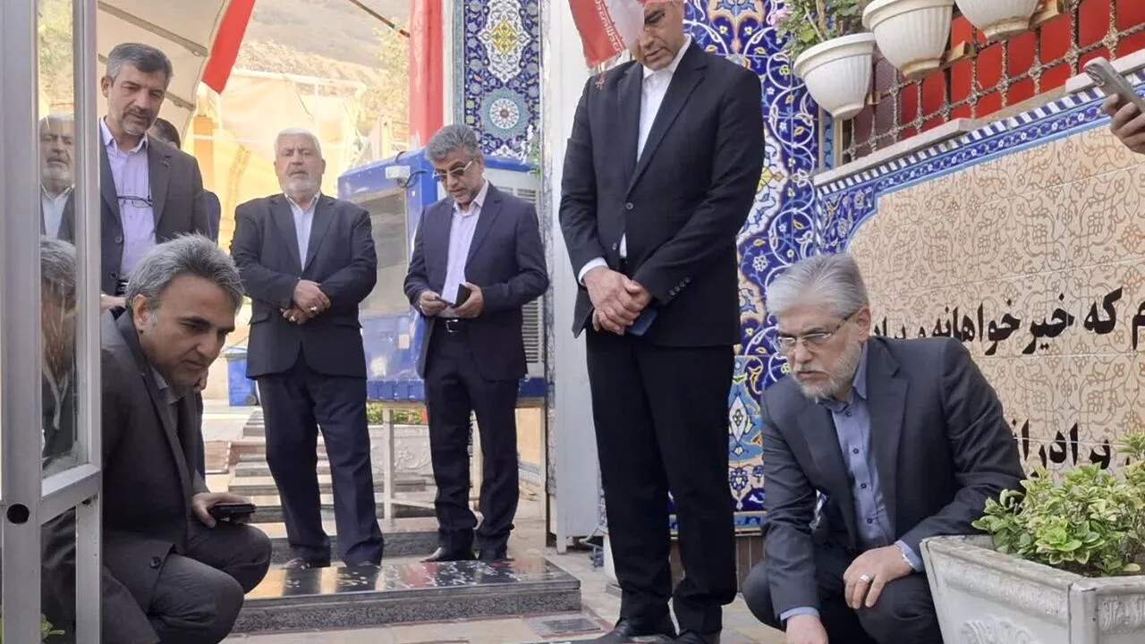 وزیر علوم در سفر به کرمان به شهدا ادای احترام کرد