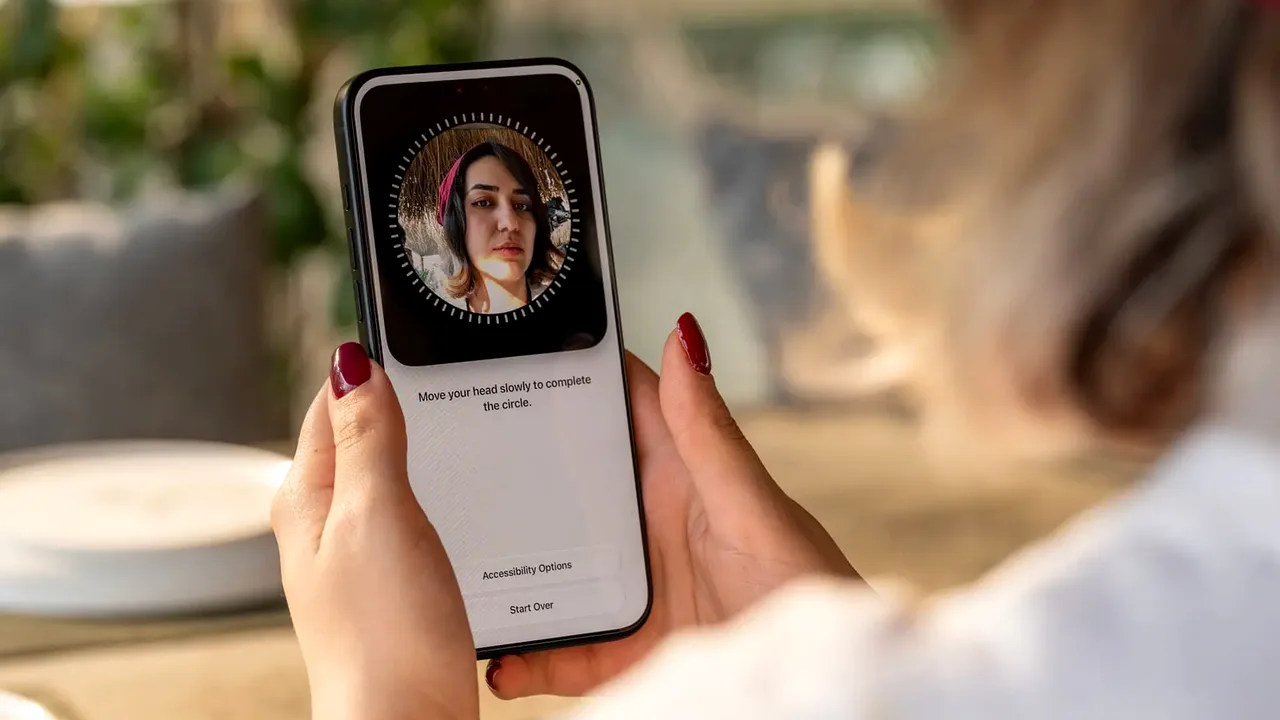 اپل سن کاربران آیفون را با اسکن چهره تأیید میکند