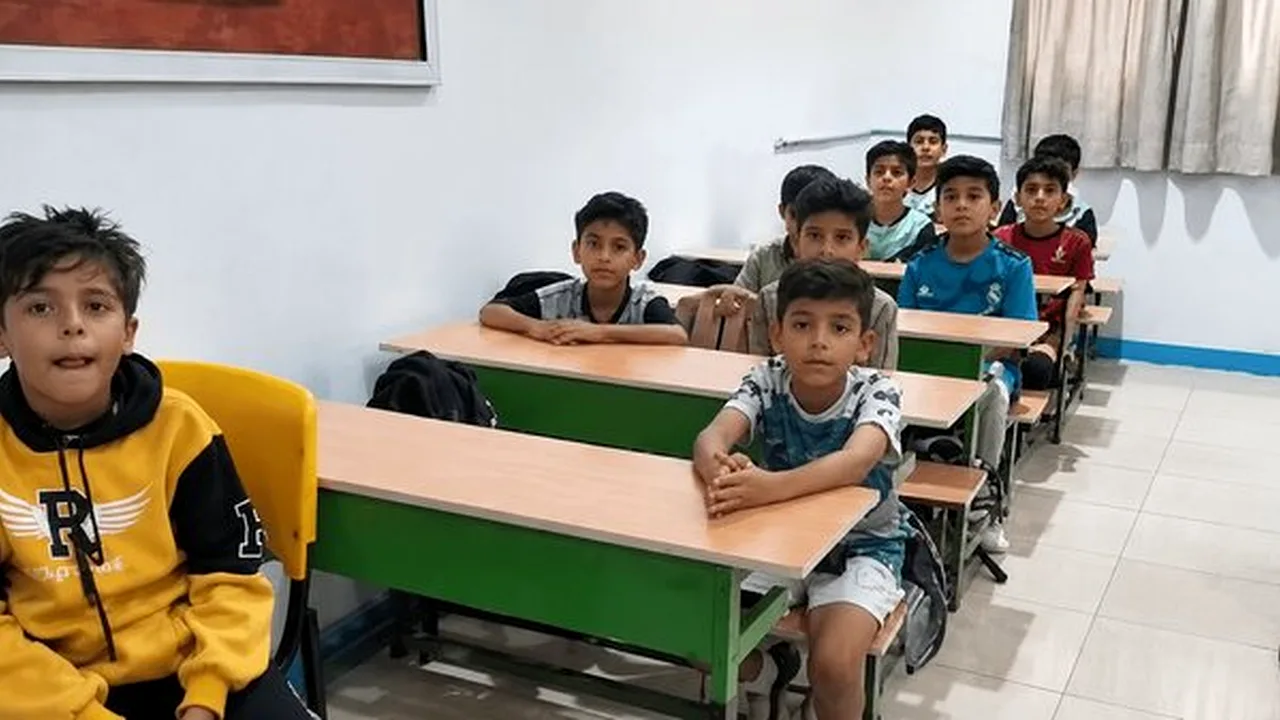 همخوانی پرشور دانشآموزان مینابی با نوحه پویانفر