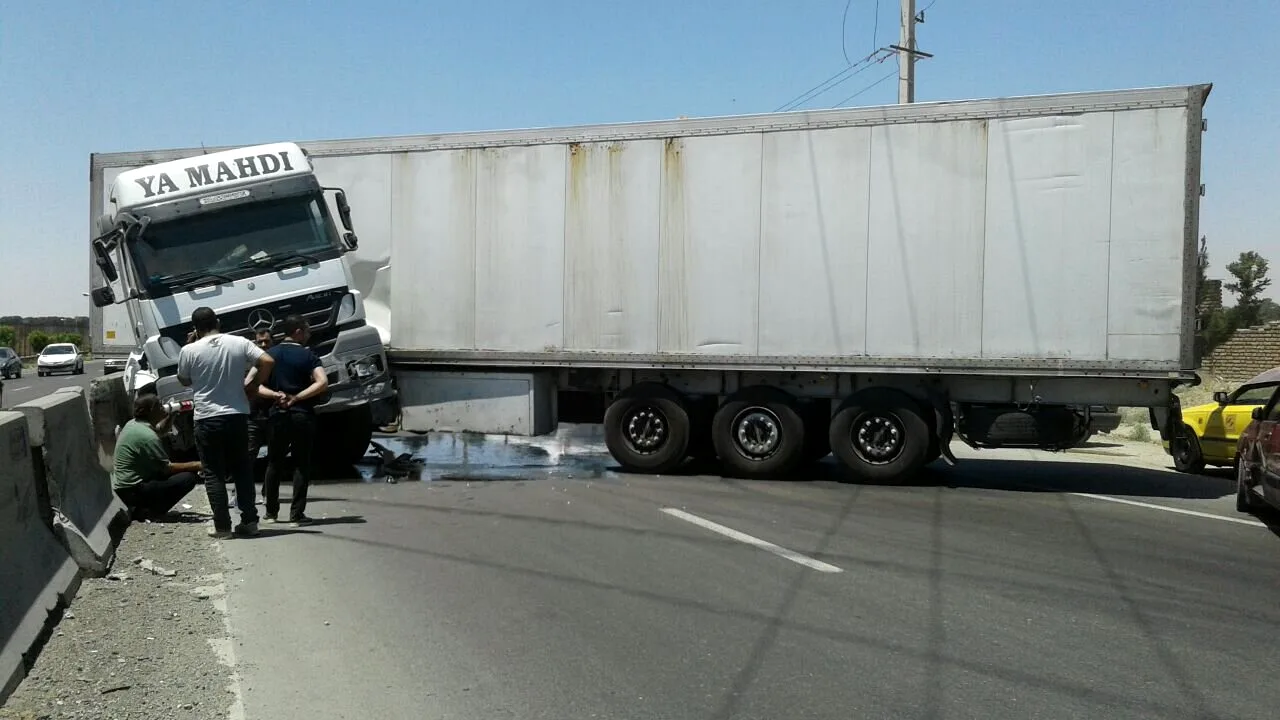 مسدود شدن خیابان استخر تهران به دلیل حادثه تریلر
