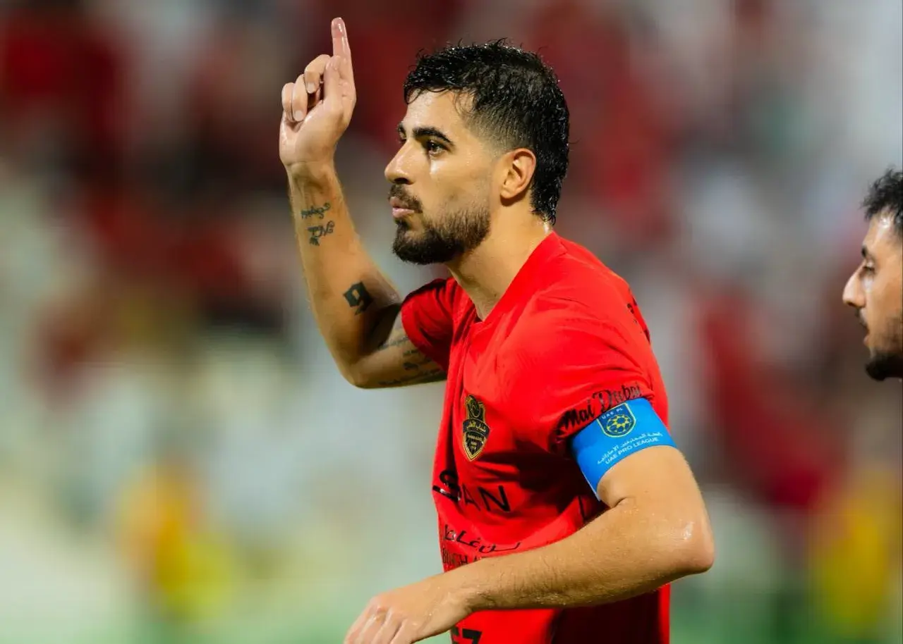 سعید عزتاللهی کاپیتان شباب الاهلی در دیدار با تراکتور