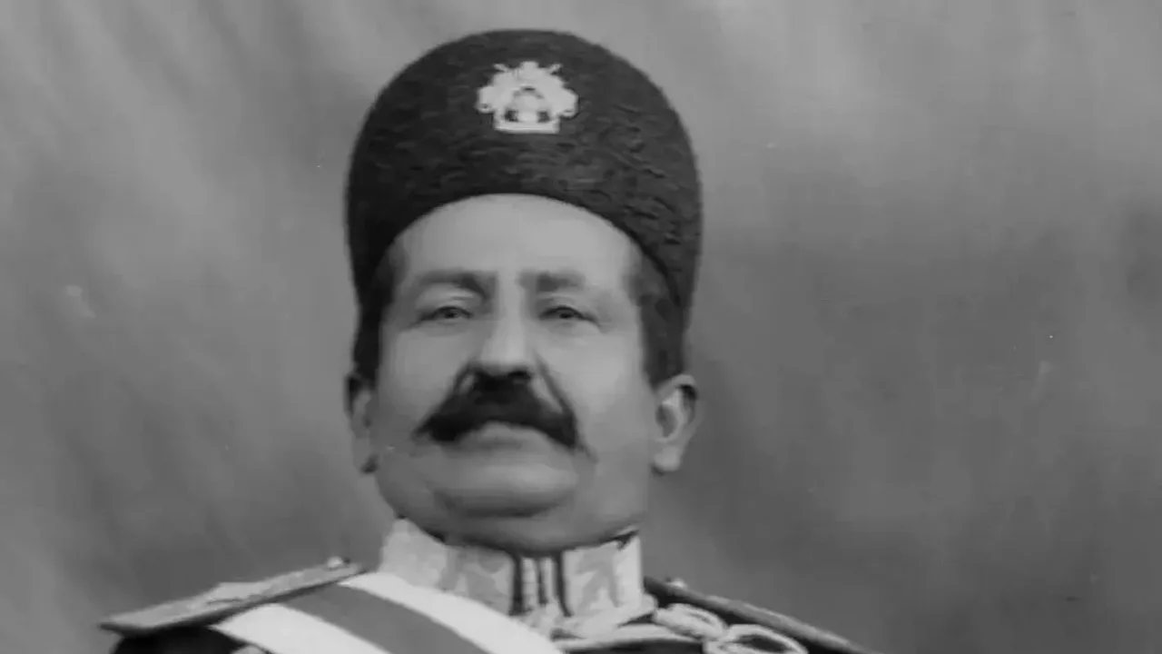 دو چهره از دو دنیای متفاوت در یک قاب؛ راز ژست عجیب نوه ناصرالدینشاه و سردار بختیاری فاش شد!