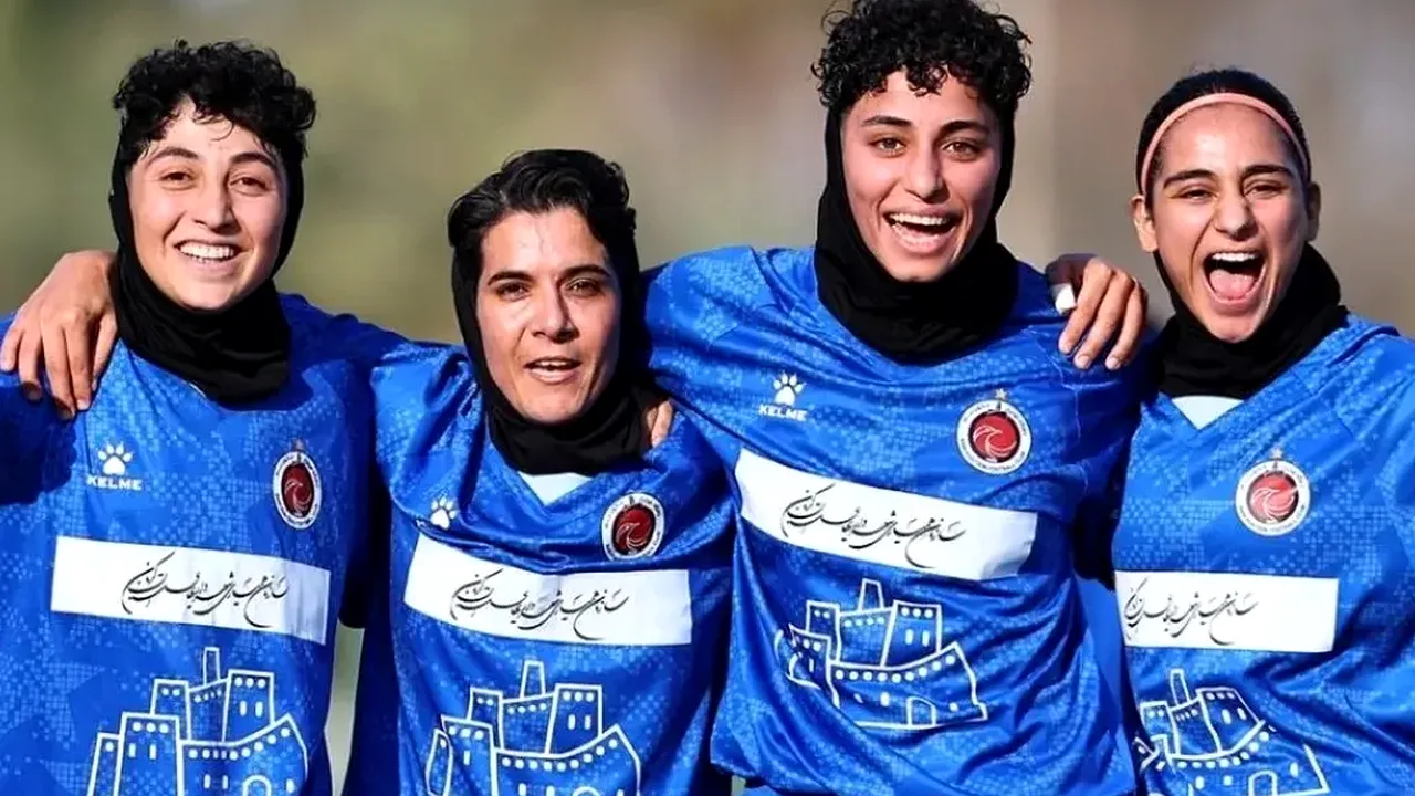 خاتون بم با پیروزی پرگل به تعقیب پرسپولیس پرداخت